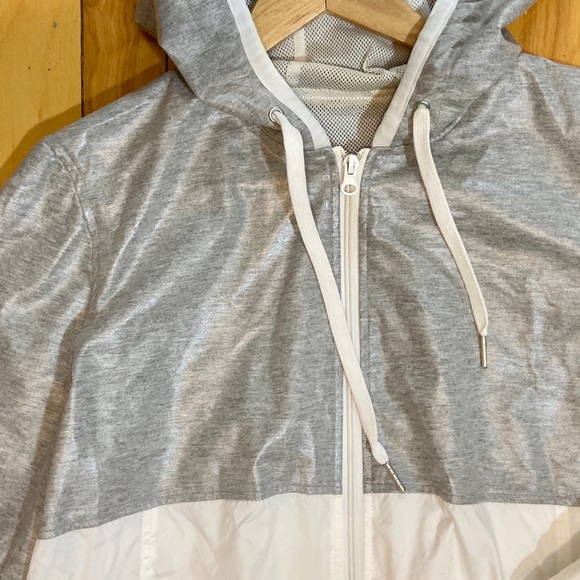 White and grey hooded rain coat / wind breaker - Picture 2 of 4